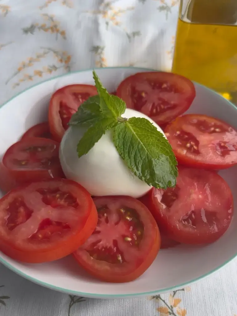 burrata salad with olive oil, ensalada burrata con aceite de oliva