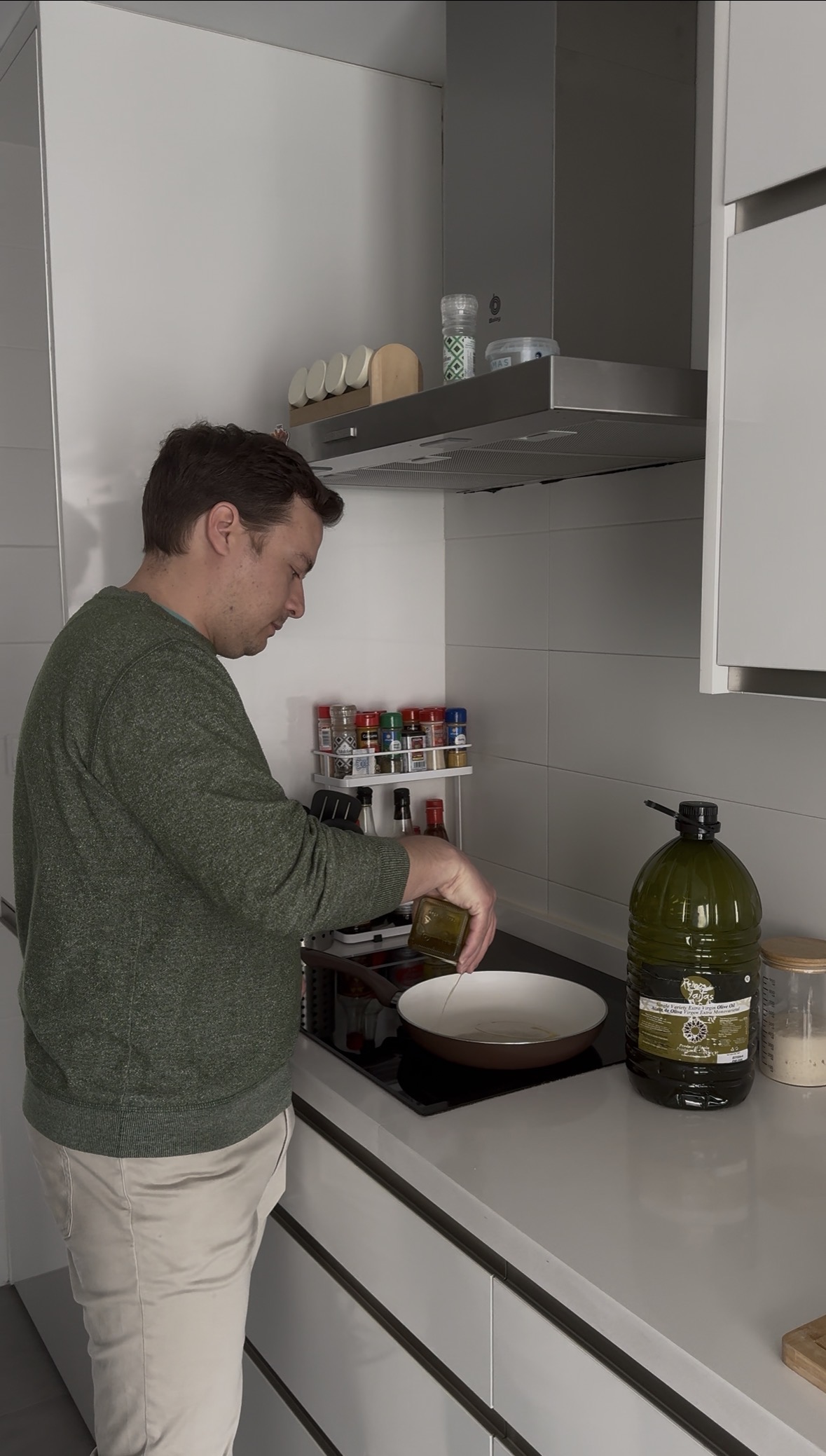 Arbequina 15L (3×5L) · Alfanje 4 Un hombre cocinando